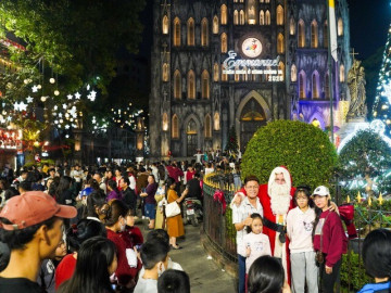 Biển người đổ về Nhà thờ Lớn đón Giáng sinh sớm