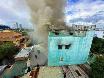 Cháy dữ dội tại nhà cao tầng ở Đà Nẵng