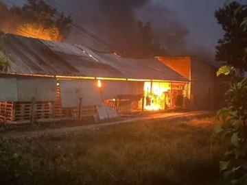 CLIP: Cục sạc dự phòng điện thoại gây cháy đỏ rực xưởng gỗ, thiệt hại lớn