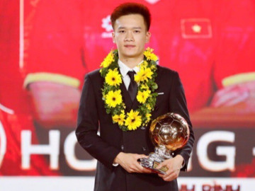 Hoàng Đức xúc động nhận Quả bóng vàng Việt Nam, hết lời khen Đình Bắc