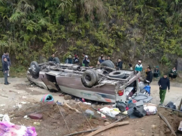 Lật xe chở đoàn từ thiện ở Lào Cai, 9 người tử vong