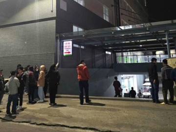 Đêm trắng ngóng tin người thân sau vụ lật xe chở đoàn từ thiện ở Lào Cai