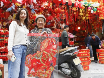 Linh Vật Ngựa Phủ Kín Phố Hàng Mã Đón Năm Mới 2026