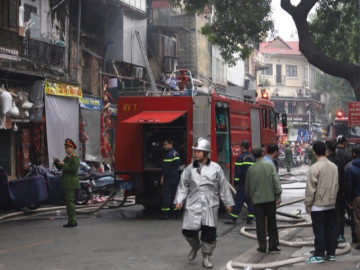 Dập tắt đám cháy cửa hàng kinh doanh ở phố Hàng Mã