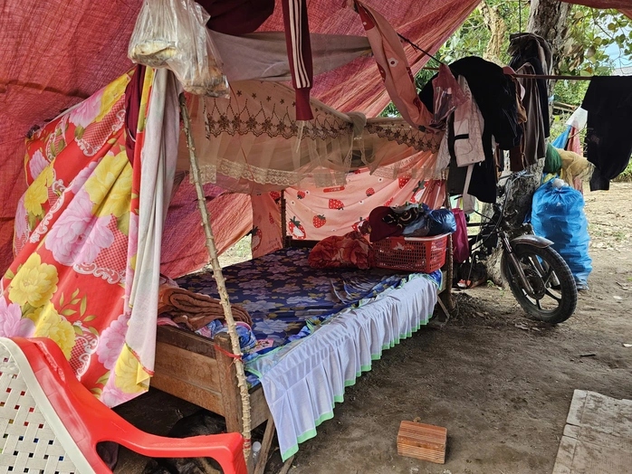 Đã nhiều ngày nay, căn lều là nơi ở tạm của một gia đình ở Buôn Nu