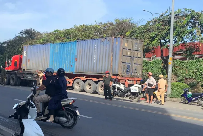 Hiện trường nữ sinh lớp 9 tử vong sau tai nạn kẹp giữa 2 xe container. Ảnh: PH