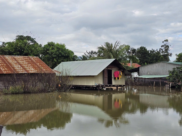 Do nằm ở vùng trũng, nước xung quanh đã rút nhưng nhiều ngôi nhà Buôn Nu vẫn ngập trong nước
