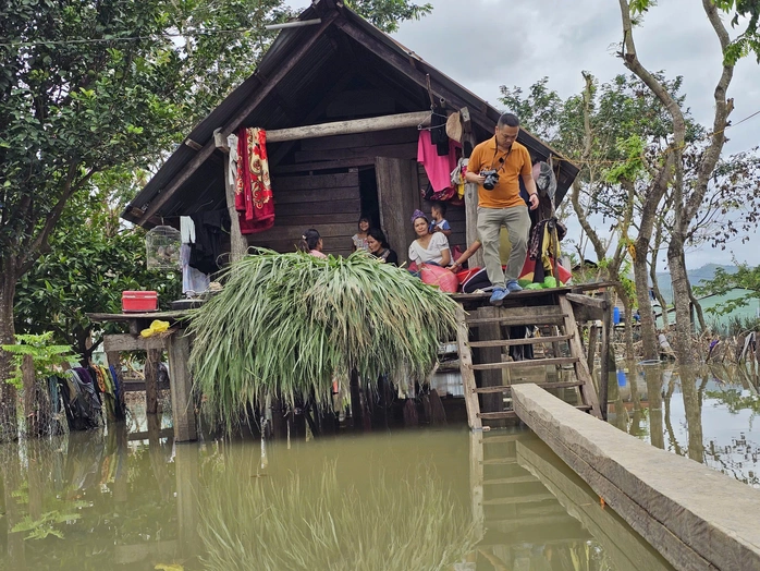 Căn nhà sàn chưa đầy 50 m2 của bà Siu HDri đang ngập trong nước nhưng vẫn là nơi sinh sống của 19 người của 3 thế hệ