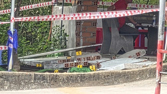 Bức tường cao khoảng 1m bị đổ sập