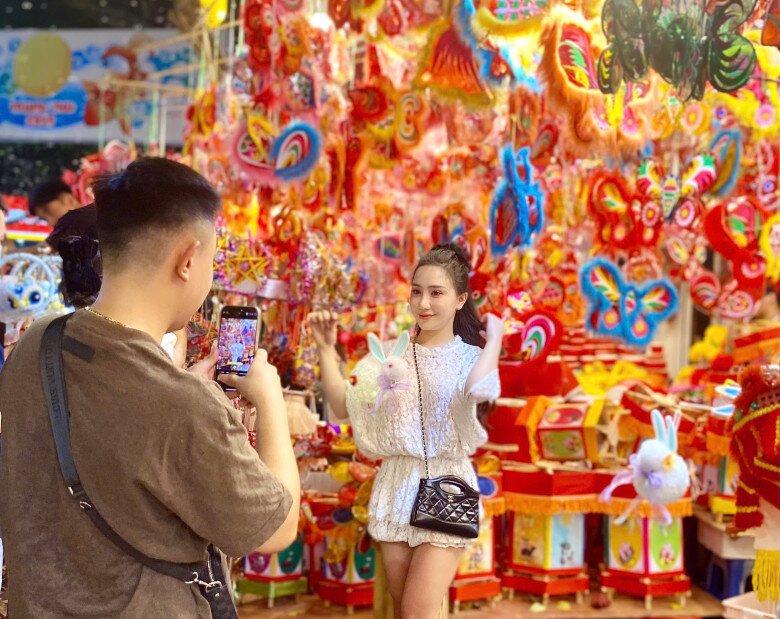 Các cặp đôi cùng nhau lưu lại khoảnh khắc rực rỡ trên phố Hàng Mã