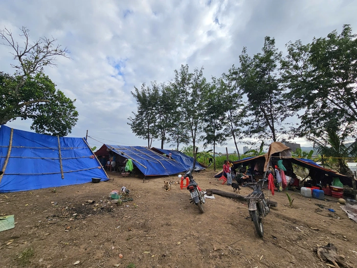 Cách đó không xa, vợ chồng chị Nay HRi cùng 4 con nhỏ phải dựng lều ở tạm trong nhiều ngày chờ nước rút