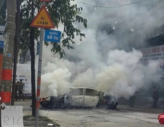 Ô tô bị cháy trơ khung.