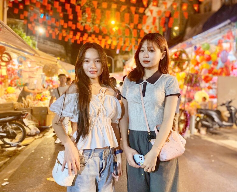 Nhiều bạn trẻ chọn không gian phía ngoài phố Hàng Mã để chụp ảnh cho thoáng hơn