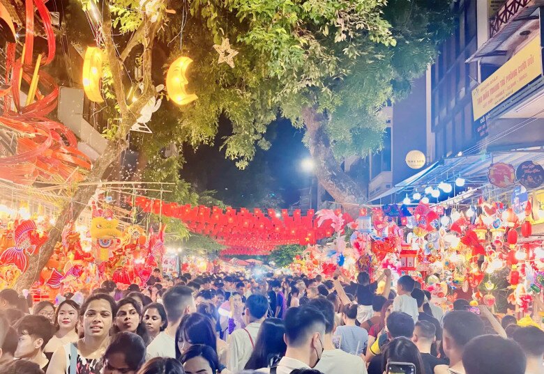 Phố Hàng Mã càng trở nên đông đúc hơn những lúc trời tạnh mưa