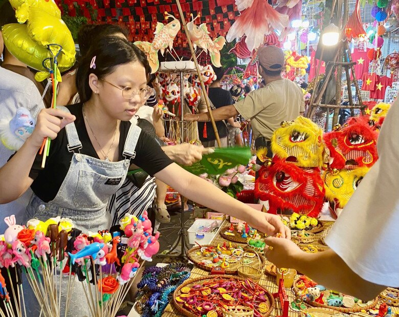 Trẻ em thỏa sức lựa chọn những món tò he ưng ý