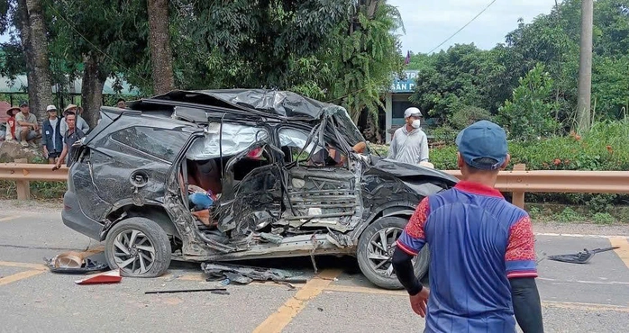 1 người chết, 3 người bị thương sau cú va chạm giữa xe ô tô và xe đầu kéo. Ảnh: CTV