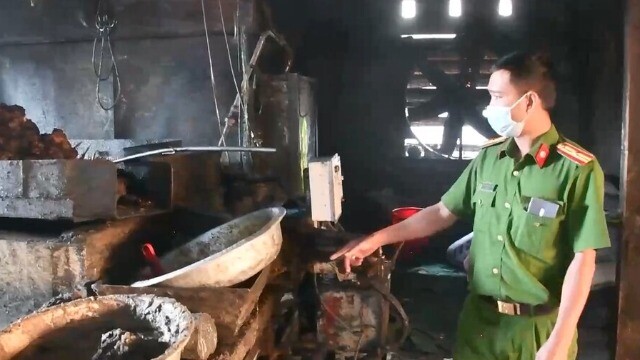 Cận cảnh cơ sở chế biến mỡ động vật quy mô lớn “núp” trong nghĩa trang