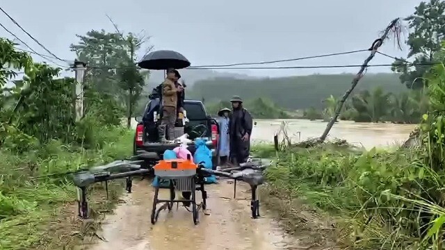 CLIP: Drone tiếp nhu yếu phẩm cho người dân bị lũ cô lập nhiều ngày ở Đắk Lắk