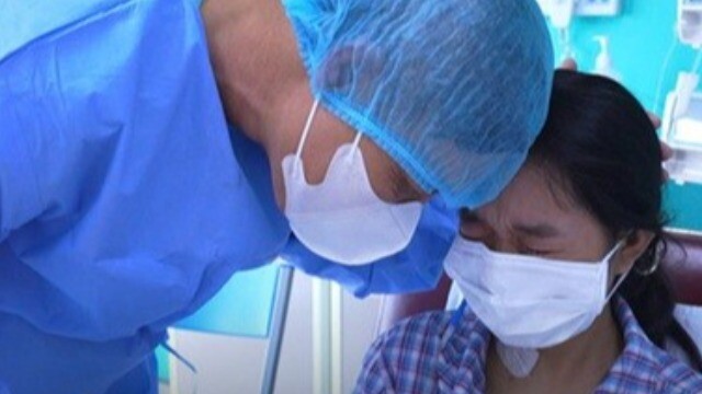 Người bố hiến gan cứu con gái 20 tuổi dù bất đồng nhóm máu