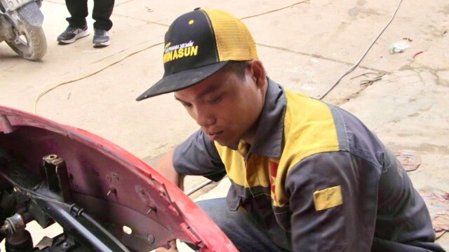 Biệt đội 'hồi sinh' hàng nghìn chiếc xe máy giúp bà con vùng lũ