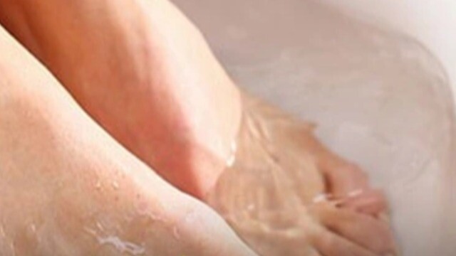 Học trên “mạng” ngâm chân nước muối nóng trị tê, người đàn ông hoại tử nguy kịch