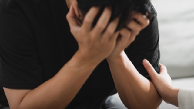 Người đàn ông mắc trầm cảm vì 'tính nam độc hại', phải vờ mạnh mẽ