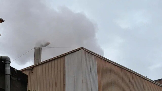 Hàng nghìn người dân một làng ở Hà Nội kêu cứu vì nhà máy gạch nhả khói suốt 25 năm