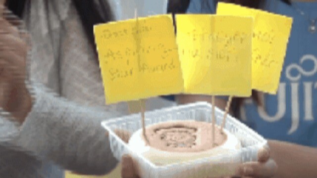 VIDEO: Bánh kem thành tựu thể hiện cách Gen Z “recap” năm cũ bằng sự tử tế và lòng biết ơn