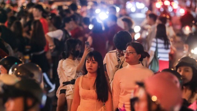 Đổ xô ra trung tâm TPHCM chiêm ngưỡng Nhà thờ Đức Bà