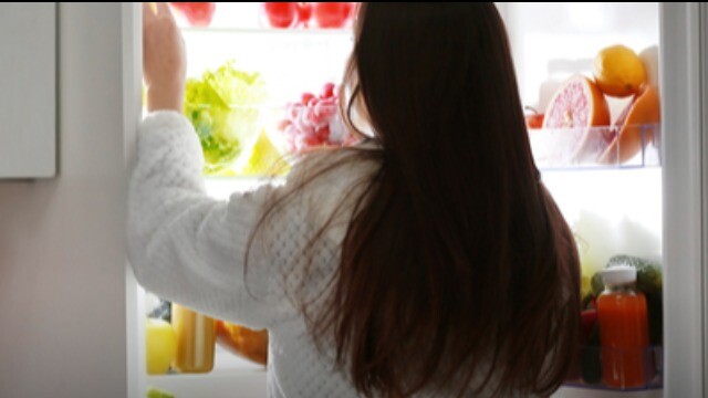 Cô gái 27 tuổi mắc ung thư vì 3 món thường trữ trong tủ lạnh