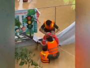 Clip Eva - Lực lượng Công an kịp thời cứu bà cụ giữa dòng lũ ở Lạng Sơn
