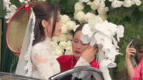 VIDEO: Hoa hậu Đỗ Thị Hà đội nón lên xe hoa