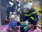 Clip Eva - Cảnh sát PCCC&CNCH kịp thời cứu hộ 2 cháu bé mắc kẹt tại núi Trầm