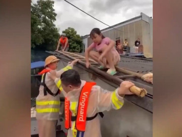 Xúc động hình ảnh lực lượng Công an đưa người dân ra khỏi vùng lũ