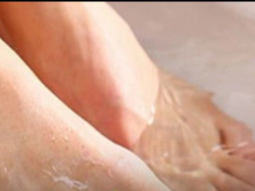 Học trên “mạng” ngâm chân nước muối nóng trị tê, người đàn ông hoại tử nguy kịch