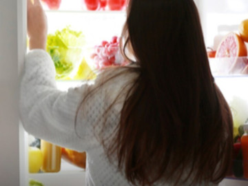 Cô gái 27 tuổi mắc ung thư vì 3 món thường trữ trong tủ lạnh