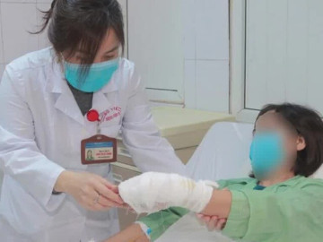 Dùng hóa chất thông bồn cầu mua trên mạng, người phụ nữ nhập viện khẩn trong đêm