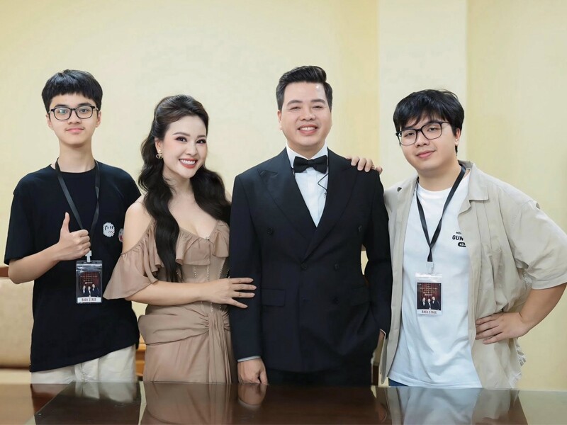 Đăng Dương là một trong 3 “ông hoàng nhạc đỏ” nổi tiếng Việt Nam cùng với Trọng Tấn, Việt Hoàn. Nam ngôi sao sinh năm 1974 có cuộc sống gia đình hạnh phúc bên bà xã xinh đẹp cùng 2 cậu con trai. Nhiều khán giả ngưỡng mộ cuộc sống viên mãn của Đăng Dương.