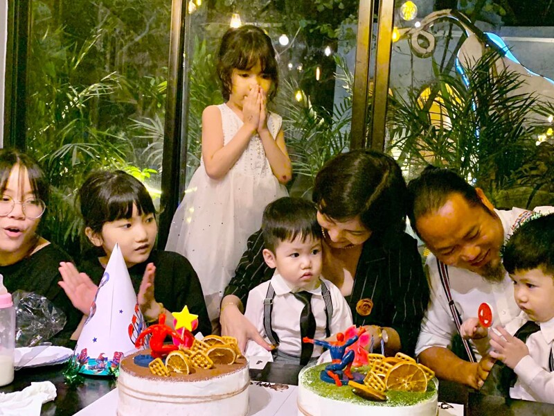 Đằng sau thành công của nghệ sĩ hài Vượng Râu suốt nhiều năm qua là bóng dáng người vợ tảo tần Thu Hiền. Không hoạt động nghệ thuật và hầu như không xuất hiện trước truyền thông, Thu Hiền luôn được bạn bè của Vượng Râu nhận xét là người phụ nữ giỏi giang.