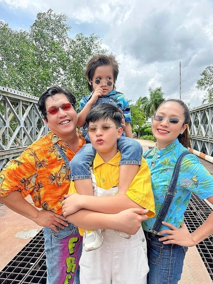 Thanh Thúy và ông xã bên các con.