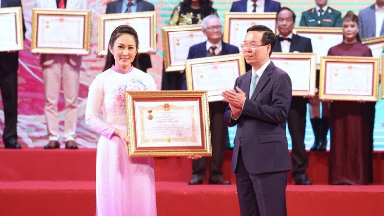 Thanh Thúy thể hiện lại giọng hát ngọt ngào trong lần được phong tặng danh hiệu NSND.