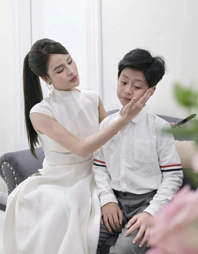 Thu Trang bên con trai tuấn tú 11 tuổi.