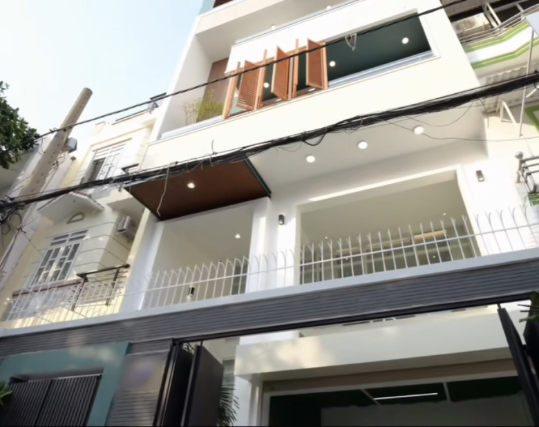 Bên ngoài căn biệt thự nhà Thu Trang.