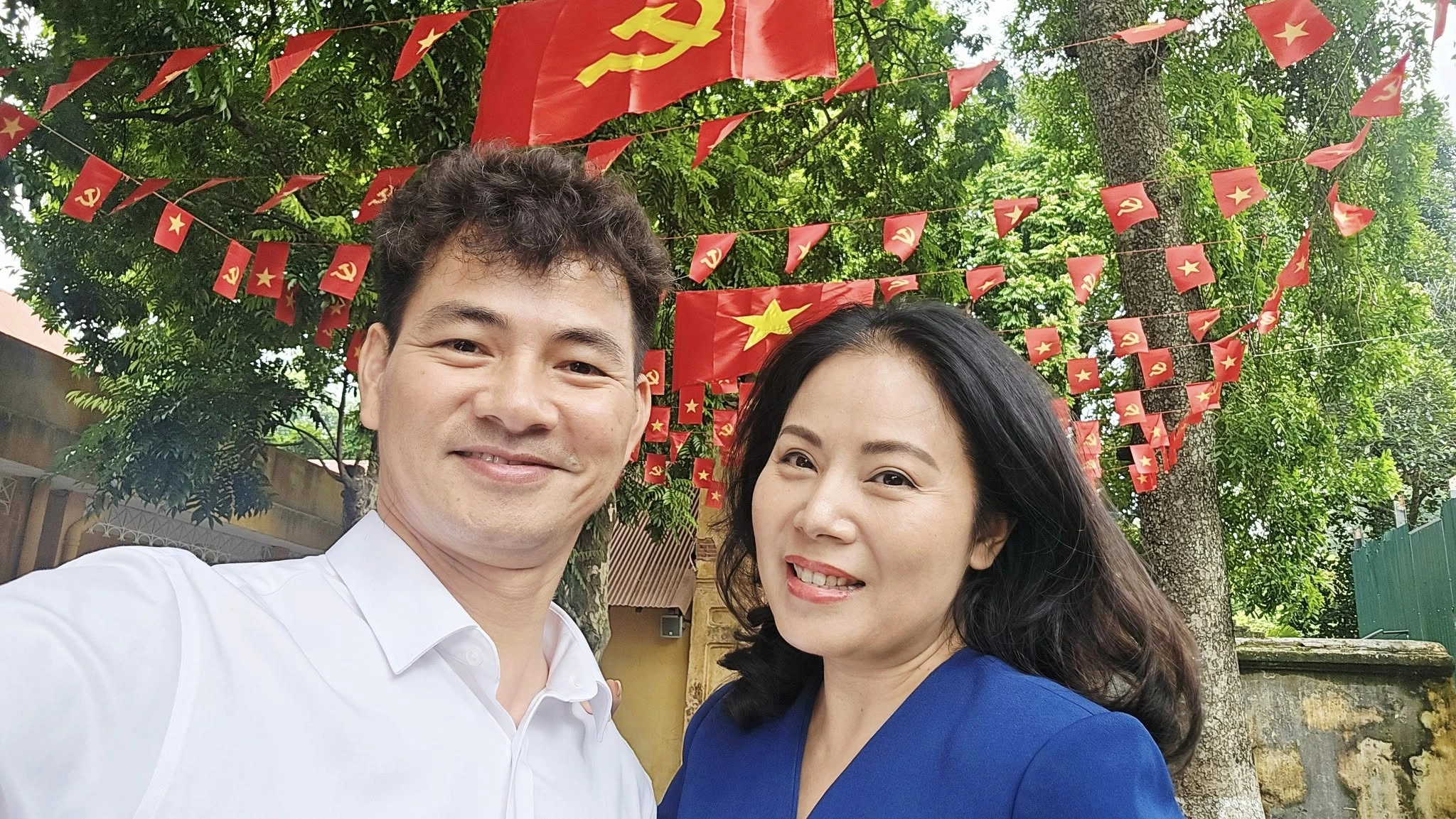 Gần đây, anh Núi tái ngộ với vợ ba là Hồng của Sóng Ở Đáy Sông.