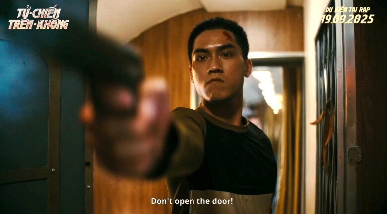 Gia Huy vai không tặc Tí trong Tử Chiến Trên Không.