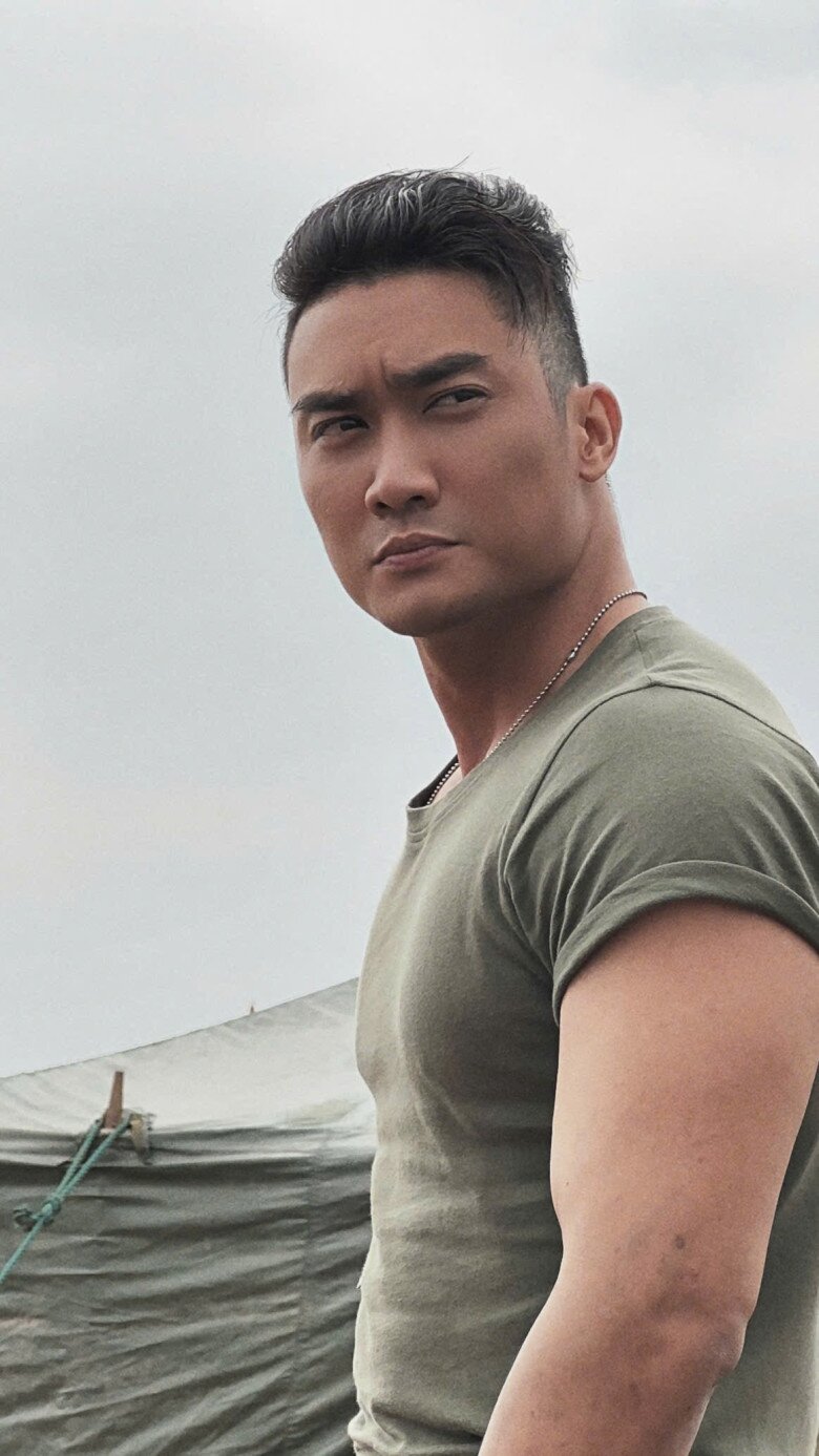 Body vạm vỡ của nam diễn viên trên phim trường.