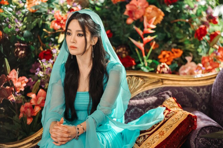 Màn xuất hiện của Song Hye Kyo trong phim mới của Suzy và Kim Woo Bin gây bão mạng xã hội.