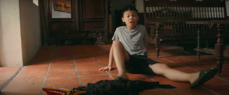 Trong quá khứ, Hoàng cận từng vô tình dọa ma Quyên, khiến cô bạn qua đời vì đau tim.