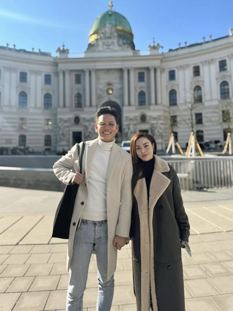 Minh Hoàng bên bà xã Kim Ngân.