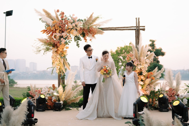 Đám cưới của Minh Hoàng và Kim Ngân gây xúc động.